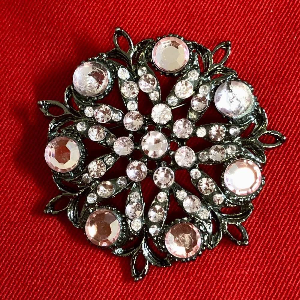 Rare Vintage, pretty in pink  stone brooch, 2" diameter